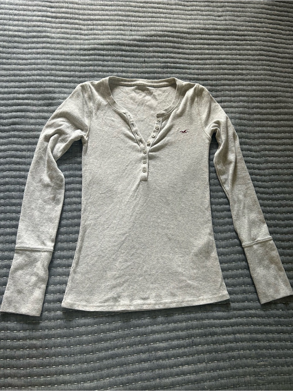 Hollister Women's Light Gray Long-Sleeve Henley Tee